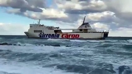 Nave cargo spiaggiata sulla costa di Rometta. Si è sganciata da un convoglio che doveva trasportarla in Turchia