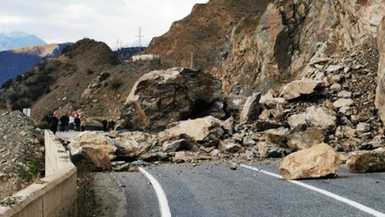 Video herunterladen: Kayalar düştü karayolu kapandı