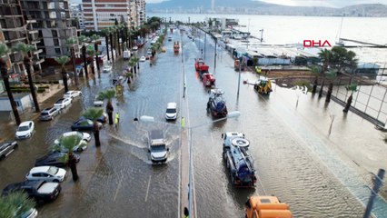İzmir'de kara ile deniz birleşti: Hasar gün ağarınca ortaya çıktı
