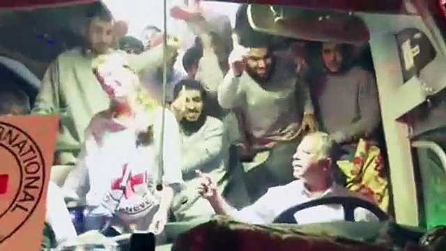 وصول فلسطينيين مفرج عنهم إلى بيتونيا في الضفة الغربية المحتلة