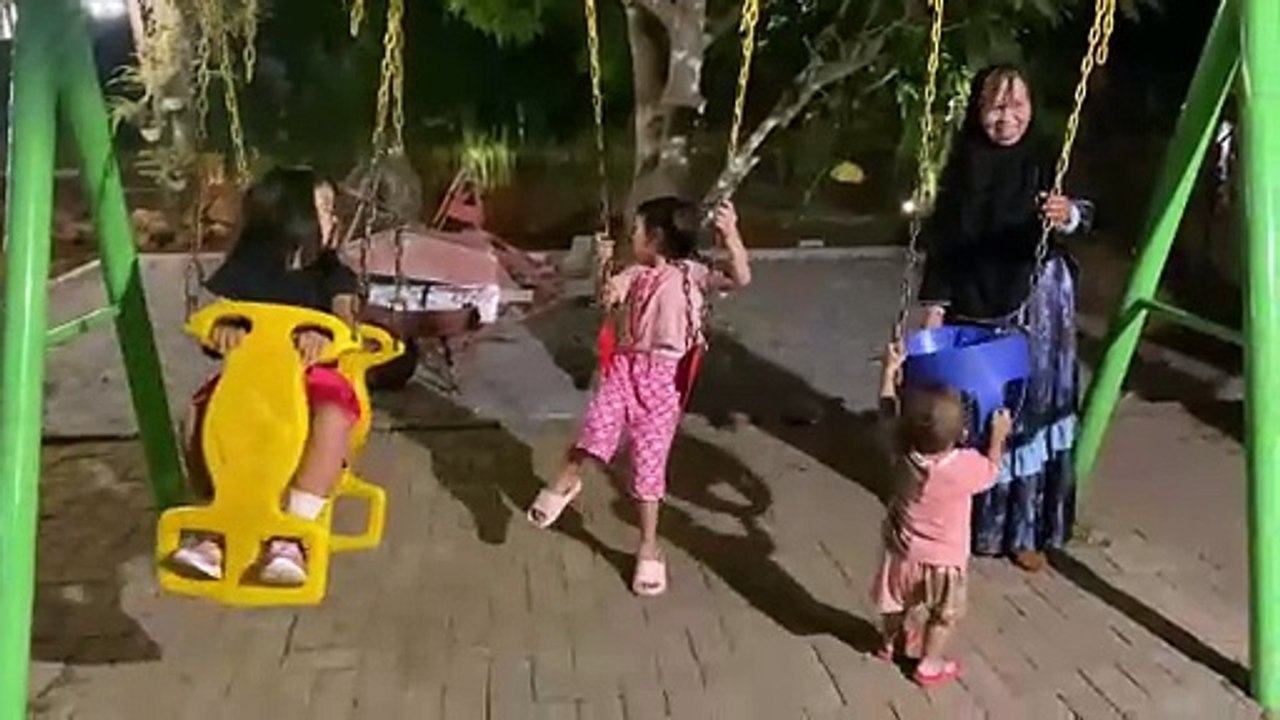 Zayba bermain denan saudara