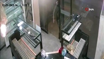 Bursa’da sadaka kutusunu çalan hırsız kamerada