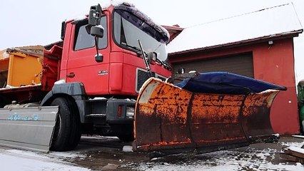 Bardzo drogie odśnieżanie. Piaskarki i pługi wyjechały na drogi w gm. Bytów