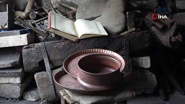 73 yıldır bu mesleği icra ediyor! Kur'an okuyarak çekiç sallıyor!