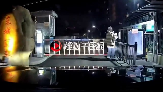 Cette barrière automatique vous enlève votre manteau