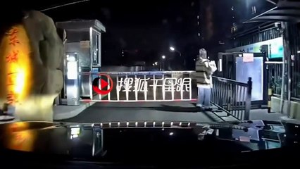 Cette barrière automatique vous enlève votre manteau