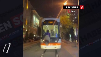 Tramvay arkasında tehlikeli yolculuk