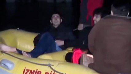 İzmir'de mahsur kalanlar lastik botla kurtarıldı