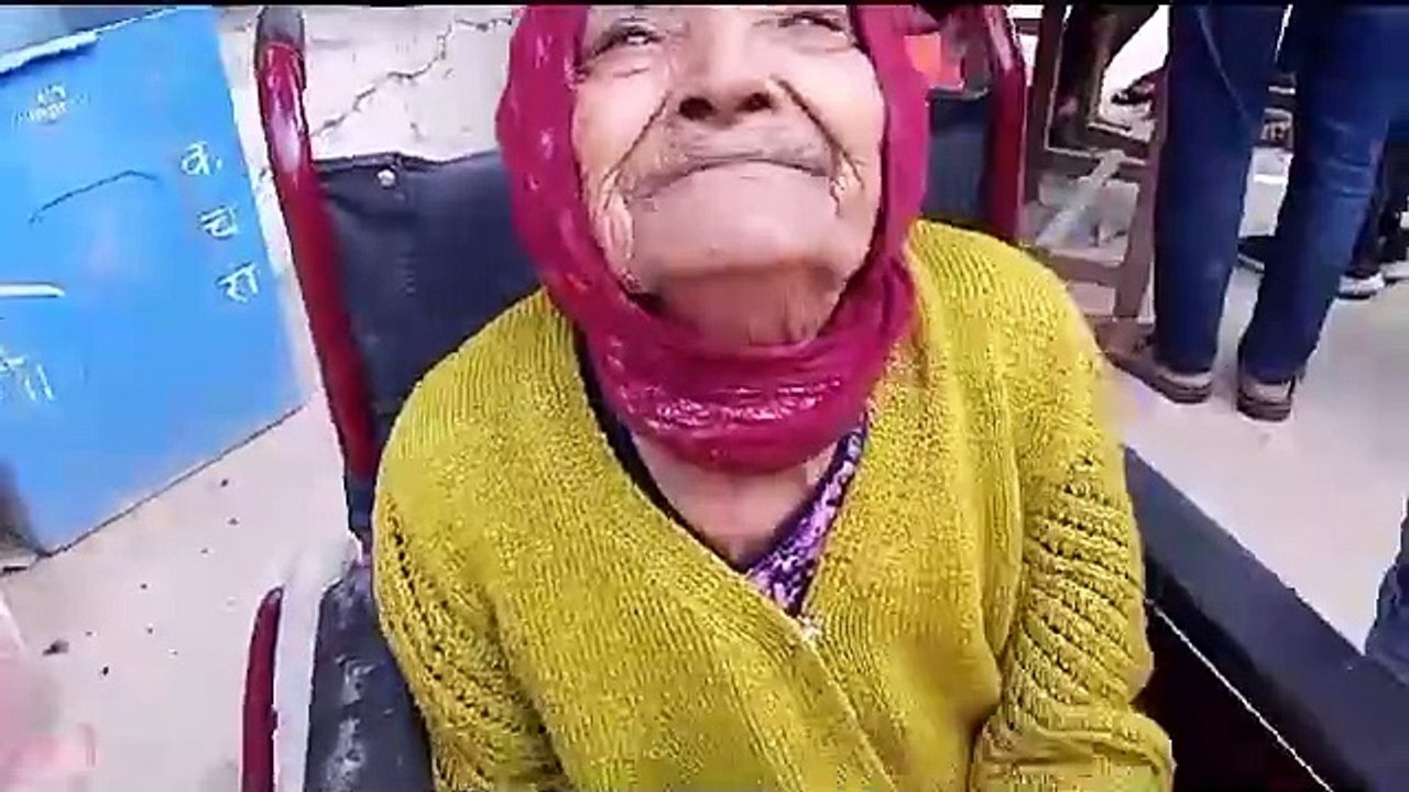 मतदान में उम्र नहीं बनी बांधा, कोई व्हीलचेयर से तो कोई खूद चलकर आया