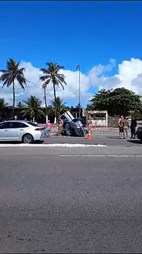 Carro capota, colide e derruba poste em acidente em frente ao Bope