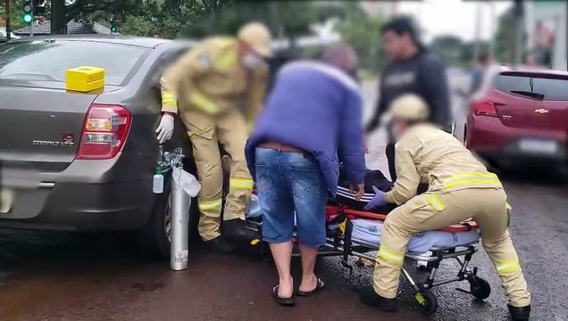 Mulher passa mal após acidente na Avenida Tancredo Neves e é socorrida pelo Siate