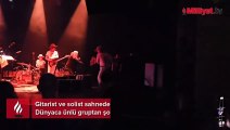 Gitarist ve solist sahnede birbirine girdi! Dünyaca ünlü gruptan şok kavga