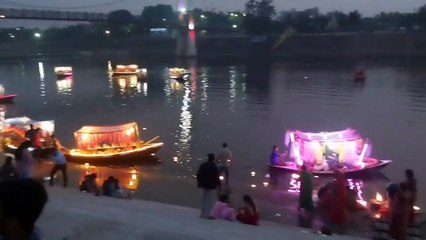 महादेव घाट में दीपदान करने पहुंचे श्रद्धालु