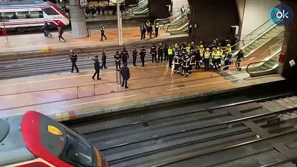Caos en la estación de Atocha: descarrila un tren y provoca el corte de 7 líneas de Cercanías en Madrid