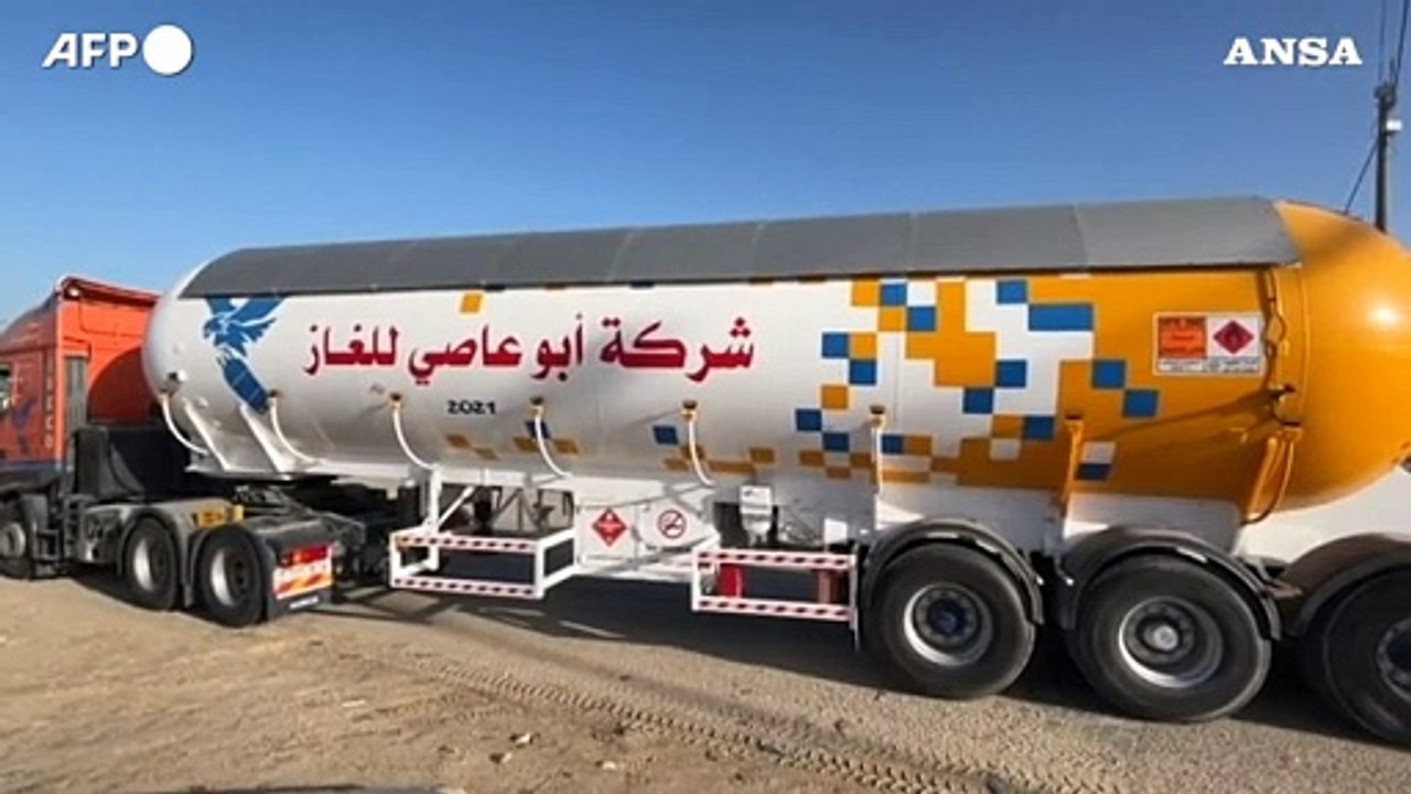Egitto, camion con aiuti iniziano a entrare a Gaza