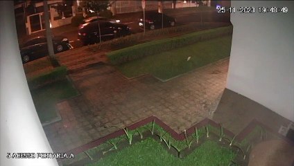 Câmera de segurança flagra momento em que vereadora atinge carro estacionado no Centro