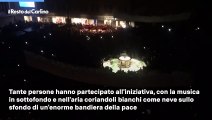 Natale 2023 a Pesaro, folla in piazza per l'accensione dell'albero