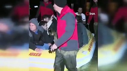 İzmir'de görenleri şaşkına çeviren kurtarma! Fırtına ve suyun ortasında bile şişeyi elinden düşürmedi