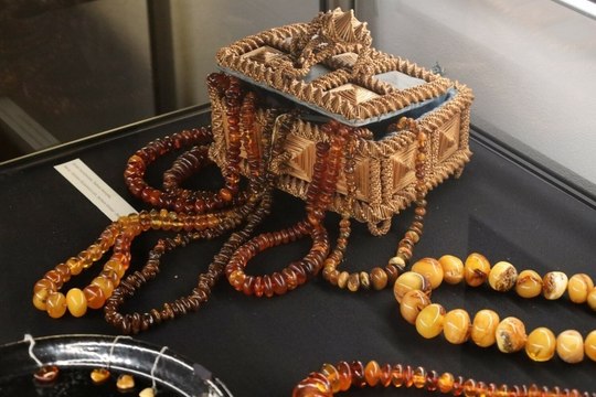 Bursztyn siłą dziedzictwa Kaszub. Nowa wystawa w Muzeum Kaszubskim w Kartuzach