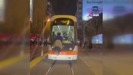Tramvay arkasında tehlikeli yolculuk