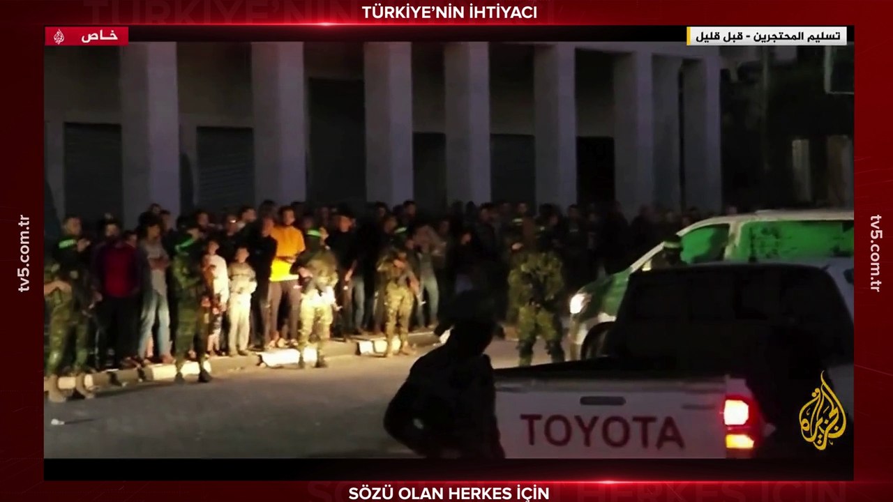 El Kassam Tugayları'nın bu akşam esirleri bıraktığı anlara dair El Cezire görüntüleri