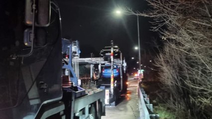 중부내륙고속도로 달리던 '차량 운반' 화물차 불 / YTN