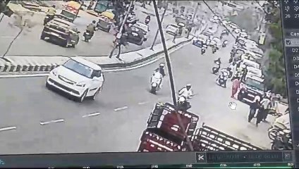 सरेआम सड़क के बीचों-बीच युवक को पीटा, देखें Live Video...