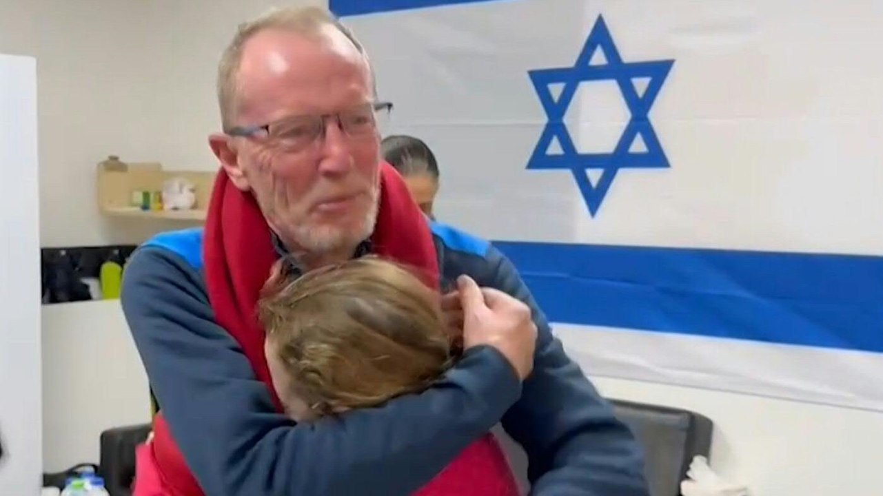 Vater schließt totgeglaubte neunjährige Hamas-Geisel in die Arme