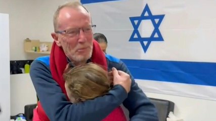 Vater schließt totgeglaubte neunjährige Hamas-Geisel in die Arme