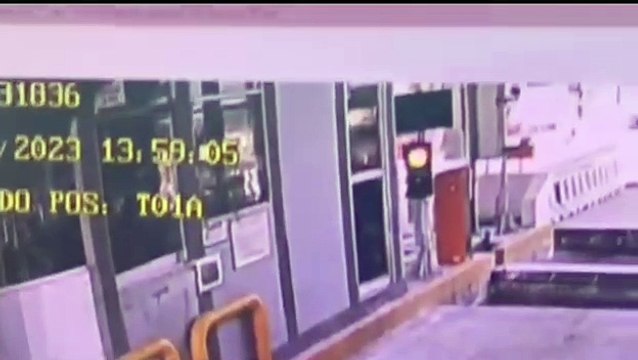 Video: Fatal accidente de dos motociclistas que trataron de burlar puesto de peaje
