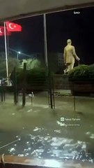İşte CHP belediyeciliği! İzmir'de yağmurla göle dönen caddede pelikan yüzdü