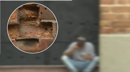 Raspan ladrillos de la Catedral de Medellín para consumirlos mezclado con bazuco