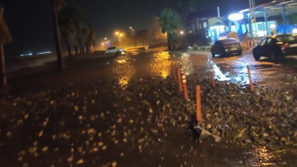 Скачать видео: İskenderun ve Dörtyol'da şiddetli yağış ve fırtına su taşkınlarına neden oldu