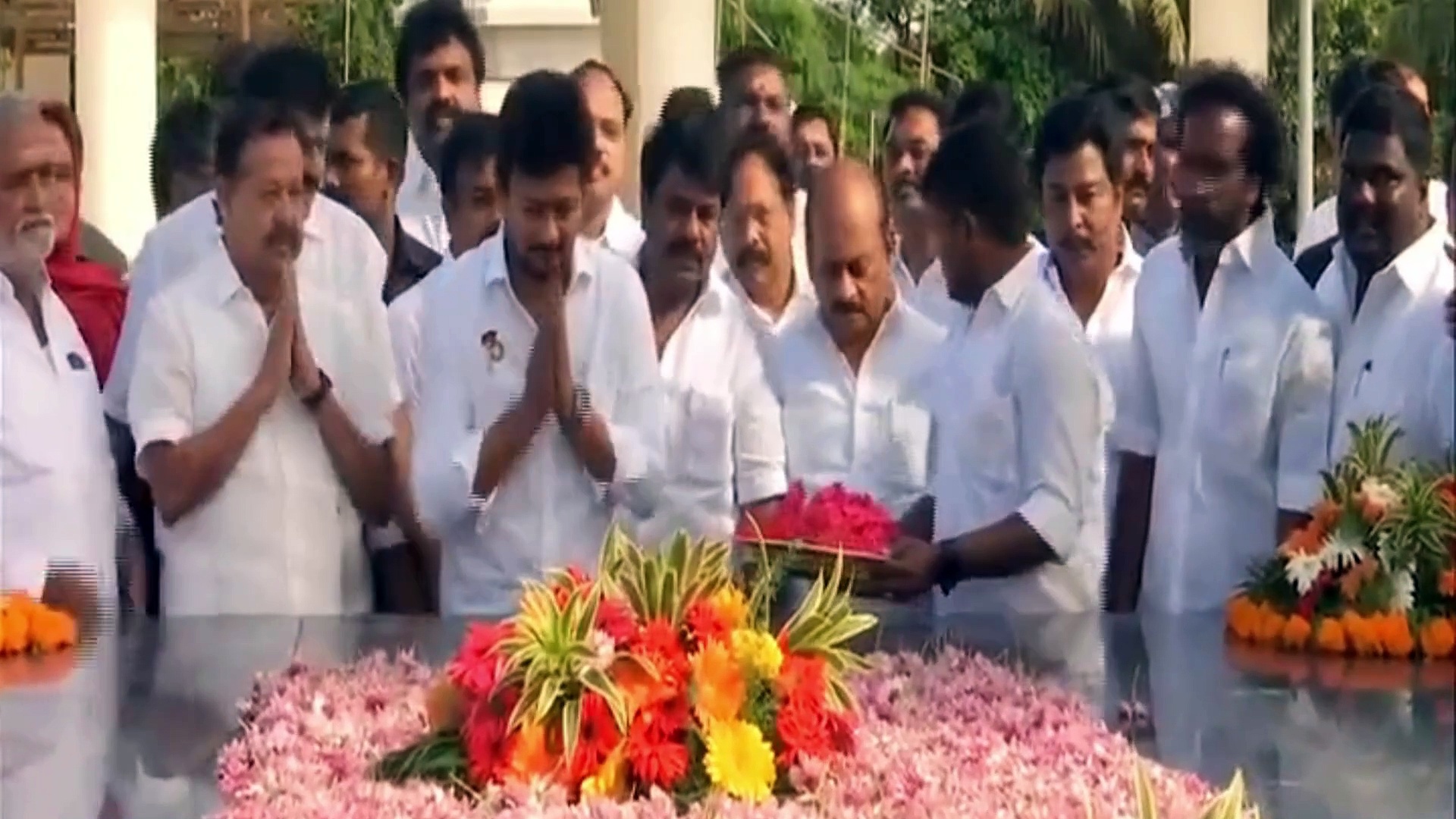 பிறந்த நாளில் தாளில் தாய், தந்தையரை வணங்கி கலைஞர் நினைவிடத்தில் மரியாதை செலுத்திய அமைச்சர் உதயநிதி