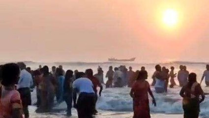 కృష్ణా జిల్లా: సముద్ర తీరానికి పోటెత్తిన భక్తజనం