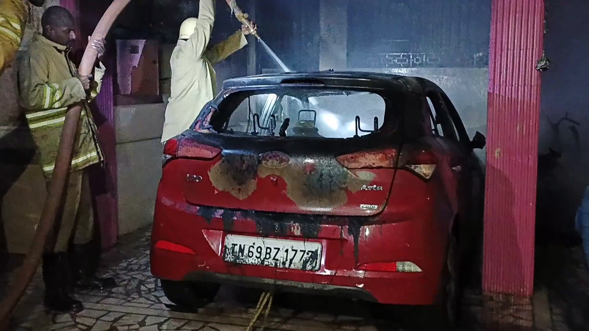 கார்த்திகைக்காக வீட்டு வாசலில் ஏற்றப்பட்ட விளக்கு; பைக், கார் எரிந்து நாசம்