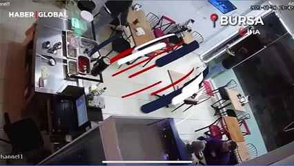 Korkunç anlar: Bursa’da şiddetli rüzgar cam kapıyı tuzla buz etti!