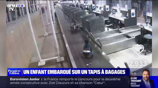 Un enfant se fait embarquer par le tapis à bagages de l'aéroport de Santiago au Chili