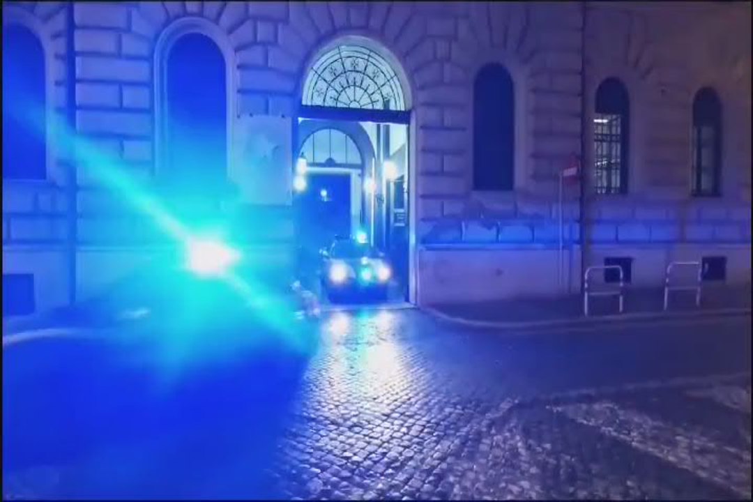 Anziana apre porta a criminale che la deruba, p...