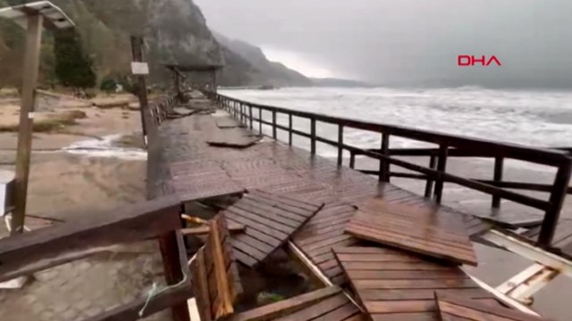 Bartın'da dalgalar nedeniyle yürüyüş yolu ve büfeler zarar gördü