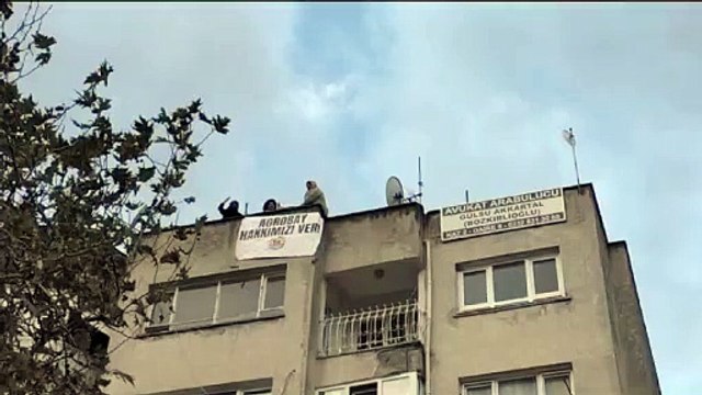 Haklarını arayan Agrobay işçileri çatıya çıktı: Bu sorun bugün çözülmezse canımıza kıyacağız