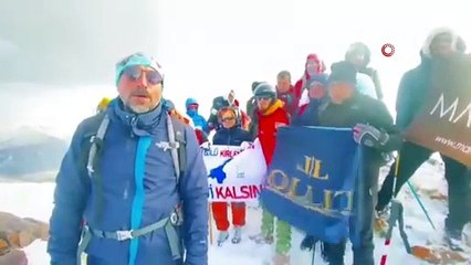 Van Gölü aktivistleri Pamuk Dağı’nda Filistin bayrağı açtı