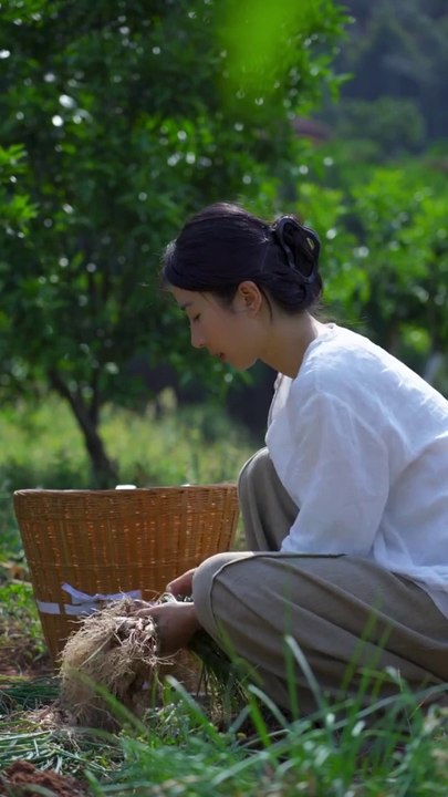 Today I plucked a lot of green onion vegetables from the farm and after coming home, made amazing cooking recipes from them.