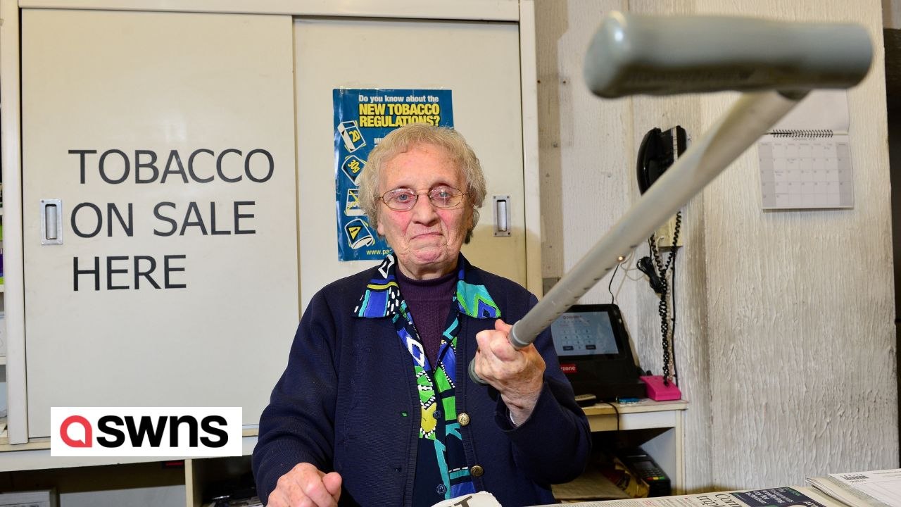 Heldenhafte ältere Ladenbesitzerin wehrt Räuber mit ihrem Gehstock ab