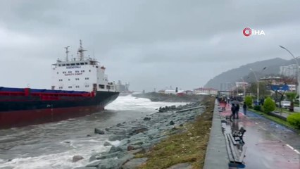Artvin'de fırtına nedeniyle kuru yük gemisi karaya oturdu