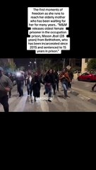 Les premiers instants de liberté alors qu'elle court pour rejoindre sa mère âgée qui l'attend depuis de nombreuses années. "M&M libère la prisonnière la plus âgée de la prison d'occupation, Mason Jbali (28 ans) de Bethléem, incarcérée depuis 2015. et cond