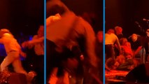 Rock konserinde grup üyeleri birbirine girdi; biri sahnede düştü, biri yüzüne gitar yedi!