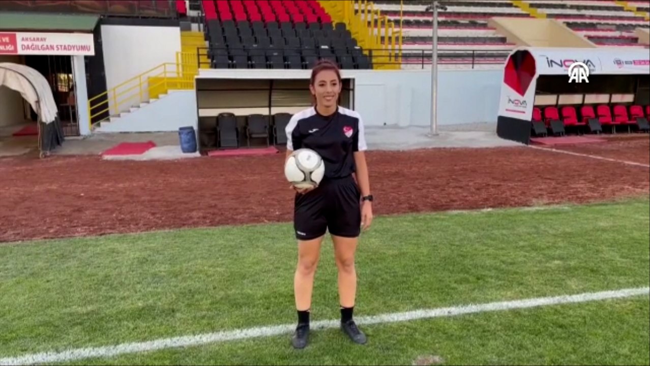 Kadın futbol hakemi "yapamazsın" diyenlere inat yıllardır yeşil sahalarda düdük çalıyor
