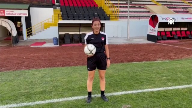 Kadın futbol hakemi yapamazsın diyenlere inat yıllardır yeşil sahalarda düdük çalıyor