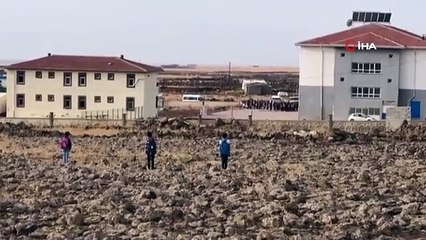 Siverek'te törene geç kalan 3 öğrenci istiklal marşı okununca saygı duruşunda bulundu